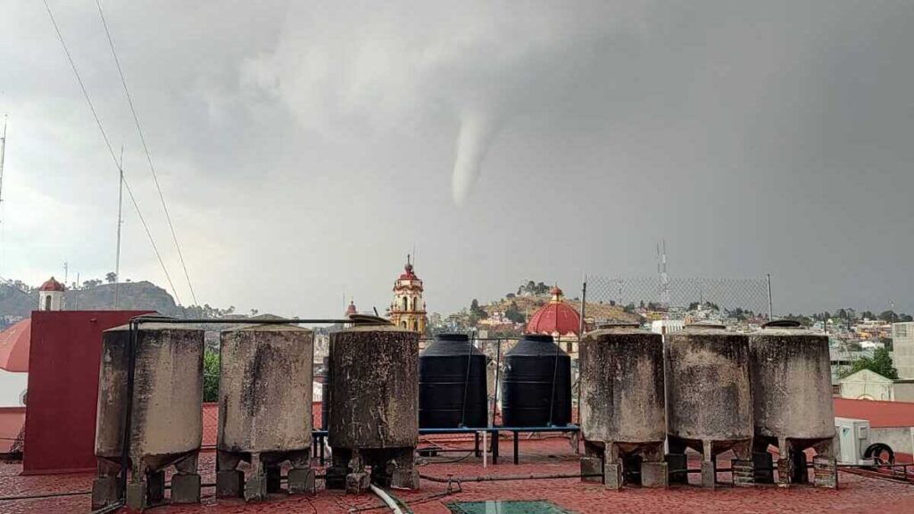 Mueren 2 personas por caída de barda en Toluca tras Tornado