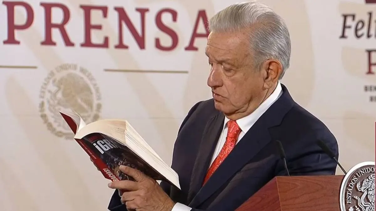 Día del escritor: ¿Cuántos libros han hablado de López Obrador?