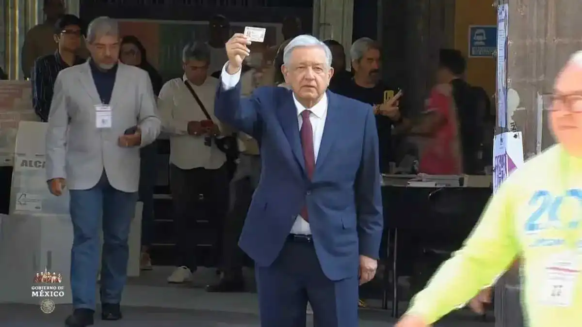 ¡Andrés Manuel López Obrador ya votó!: "Lo que diga mi dedito"