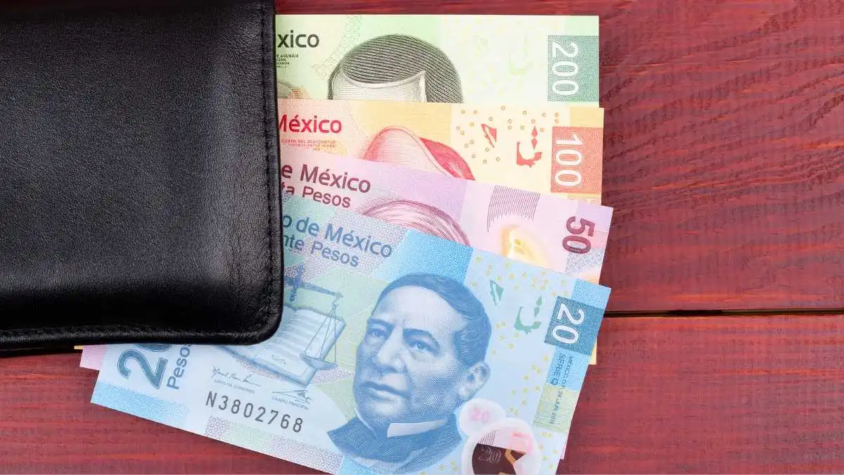 El peso mexicano pierde fuerza al cierre del mes