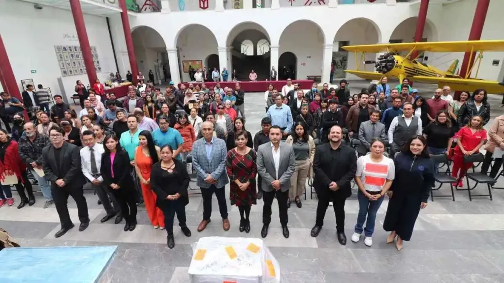 Gobierno estatal equipa a artistas y profesionistas poblanos