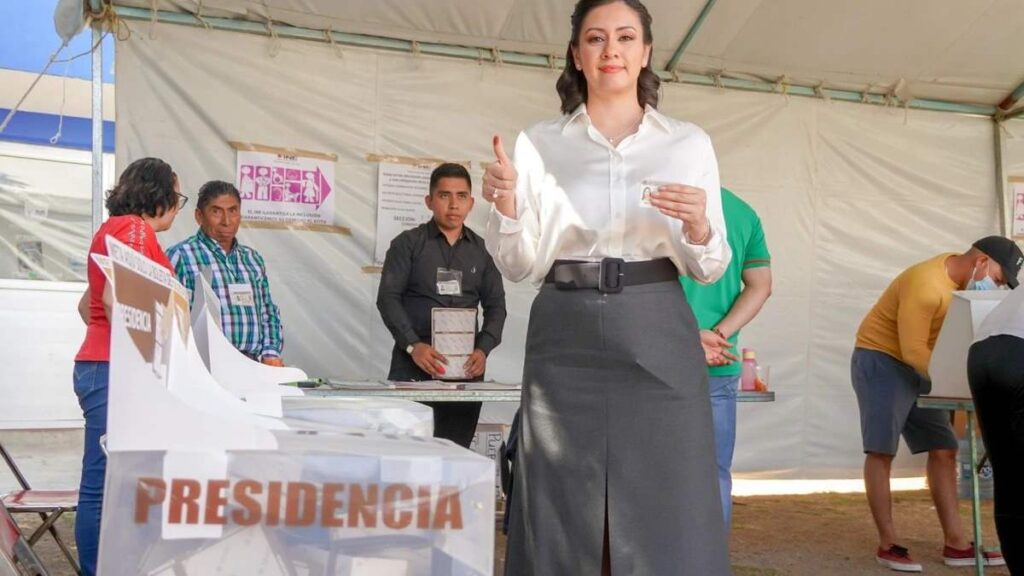 Consejeros del IEE de Puebla ejercen su derecho al voto