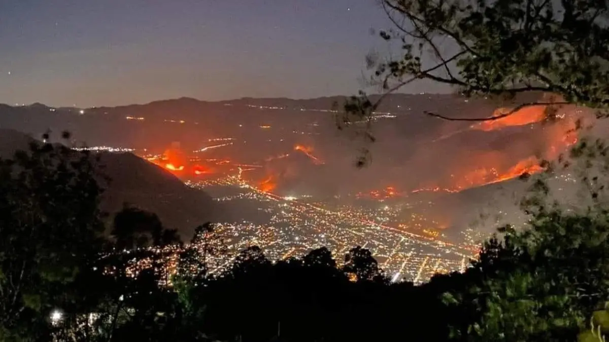 Ejército mexicano y voluntarios se unen para combatir el fuego en múltiples frentes