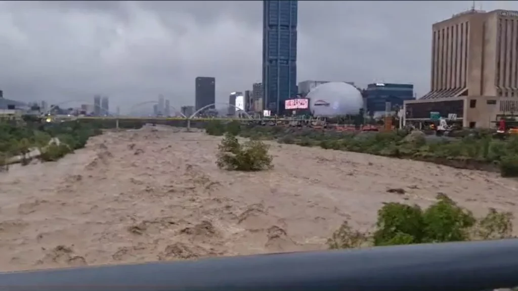 ¡Impactante! Río Santa Catarina se desborda por tormenta | VIDEO