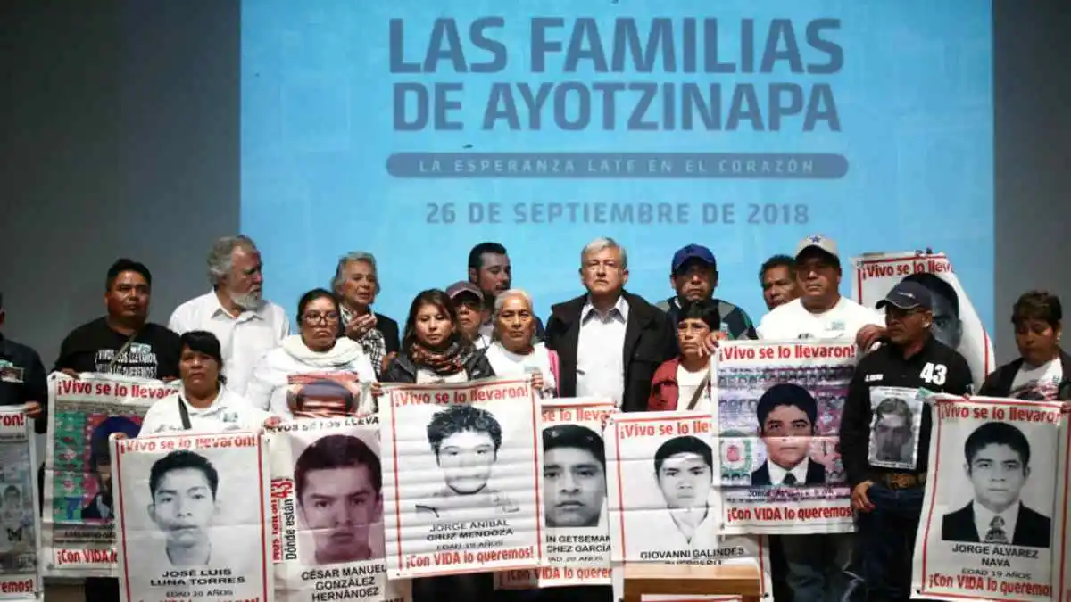 AMLO: ¿Encubre al Ejército en el caso Ayotzinapa?