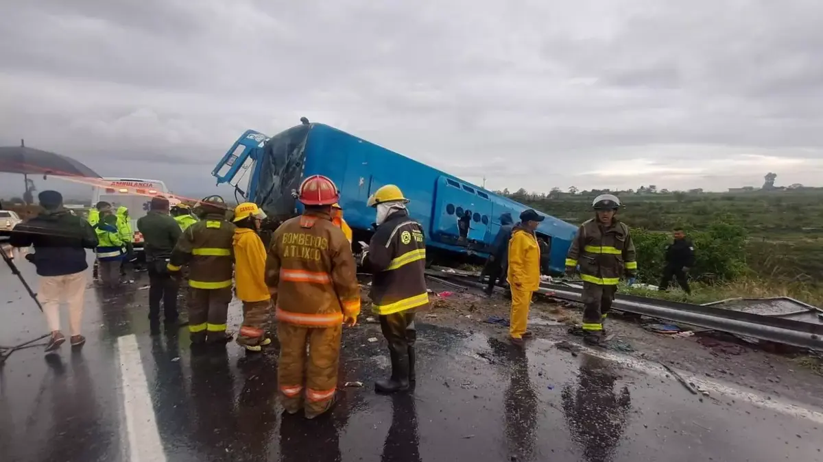 Volcadura de autobús en autopista Puebla-Atlixco deja varios heridos