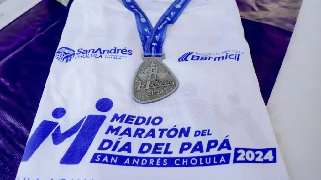 Esta es la playera y la medalla que presentó Mundo Tlatehui