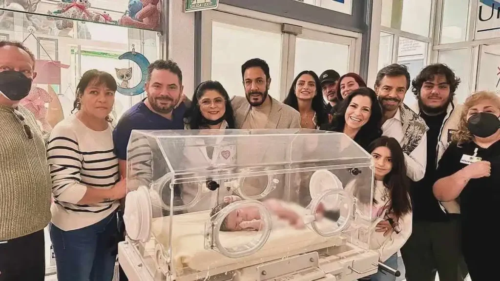 José Eduardo Derbez revela foto de su familia completa