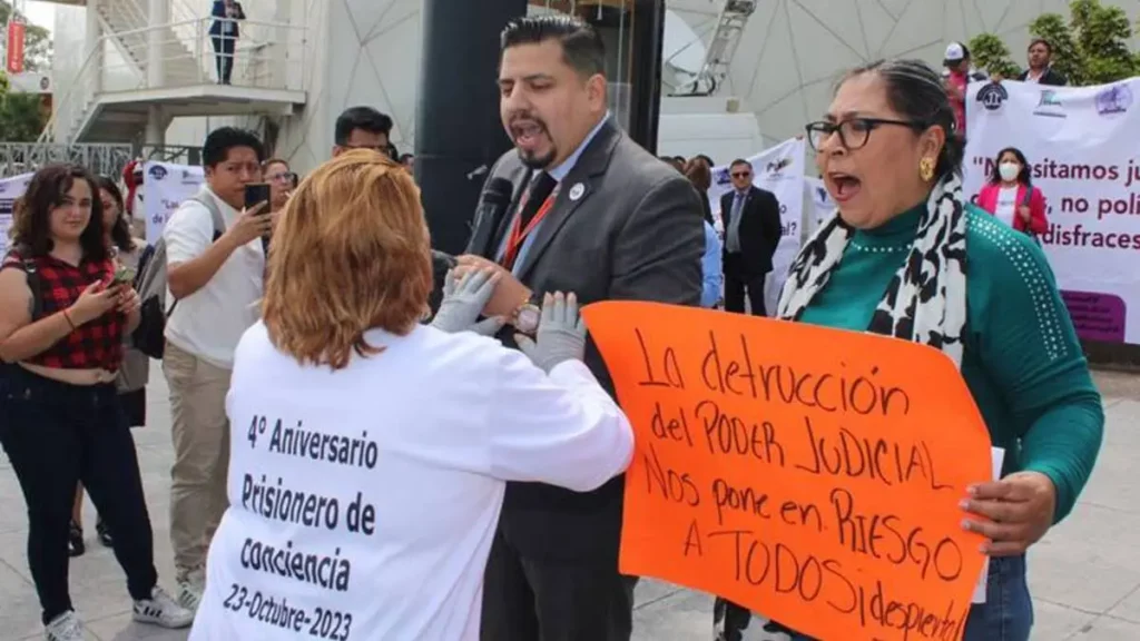 Manifestaciones y enfrentamientos previos al foro sobre reformas judiciales en Puebla