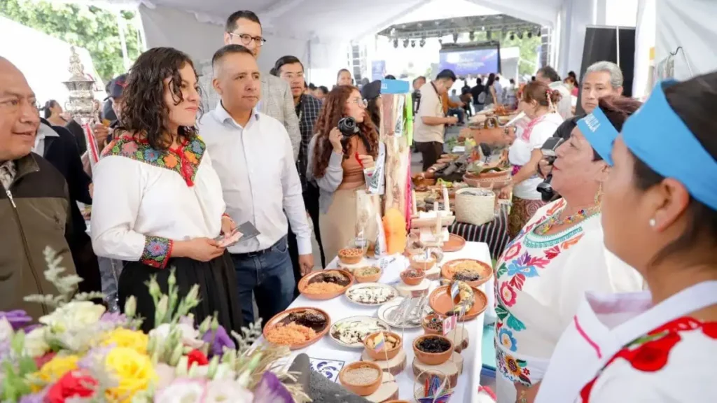 Mundo Tlatehui y Lupita Cuautle en la inaguración de la Feria