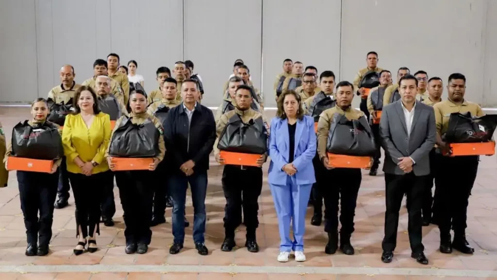 Por tercera ocasión, Mundo Tlatehui entregó uniformes a guardias ciudadanos