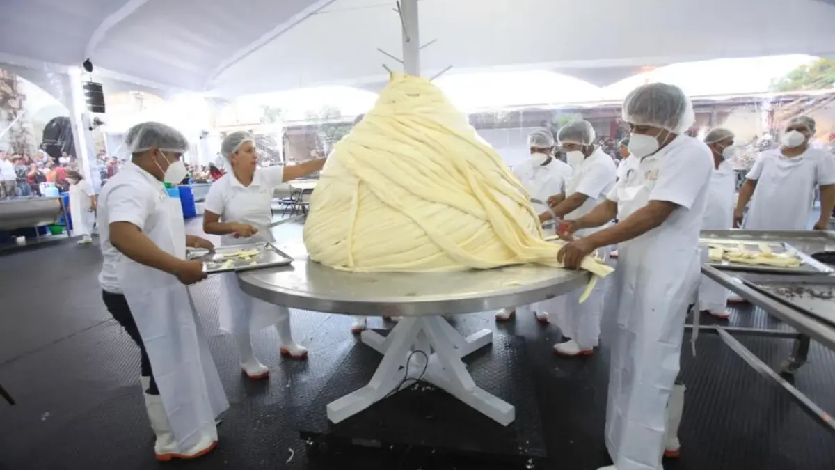 Oaxaca se impone y gana el Récord Guinness al quesillo más grande del mundo