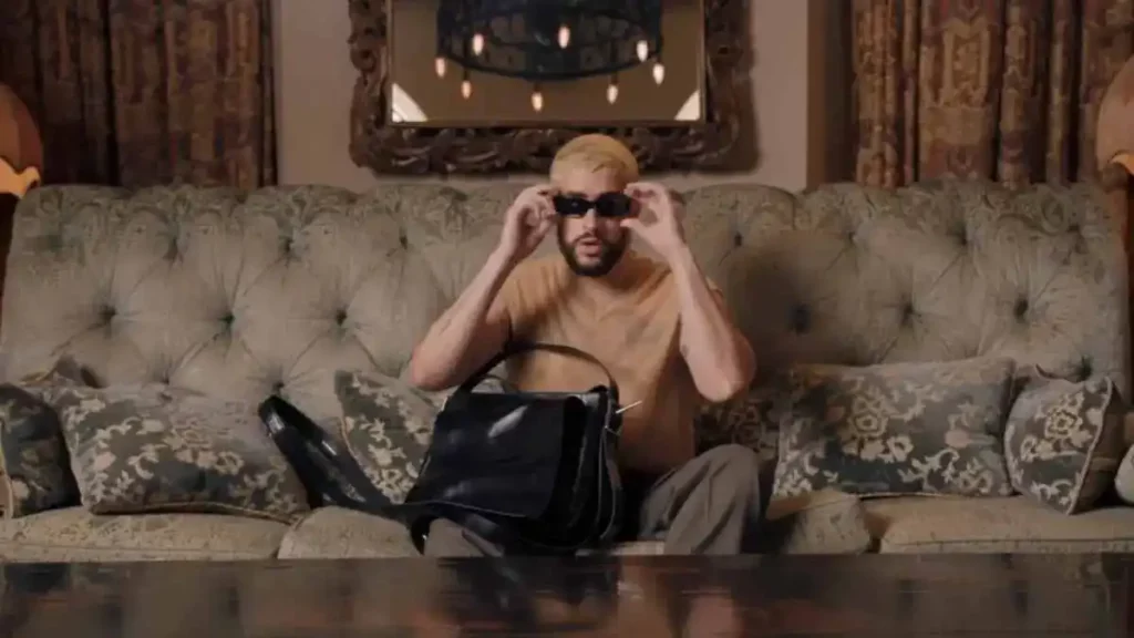 ¿Qué lleva Bad Bunny en su bolso Spoiler ¡Trae una cuchara!