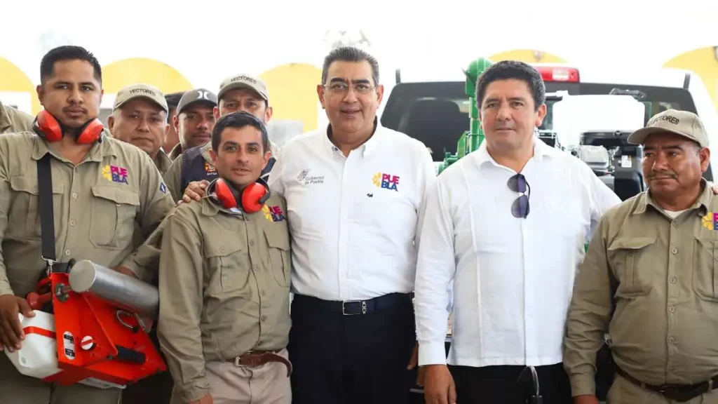 Salomón entrega equipo para contener el dengue en Huaquechula