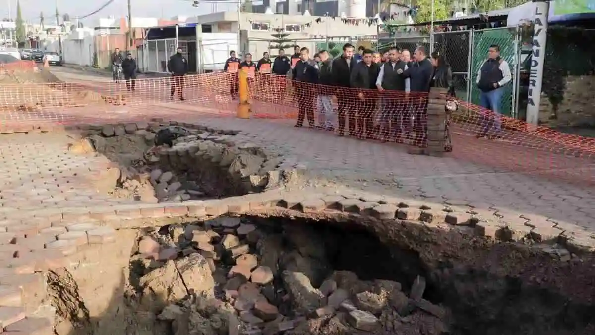 Tlatehui ordena diagnóstico urgente en socavón de Calle Atzala