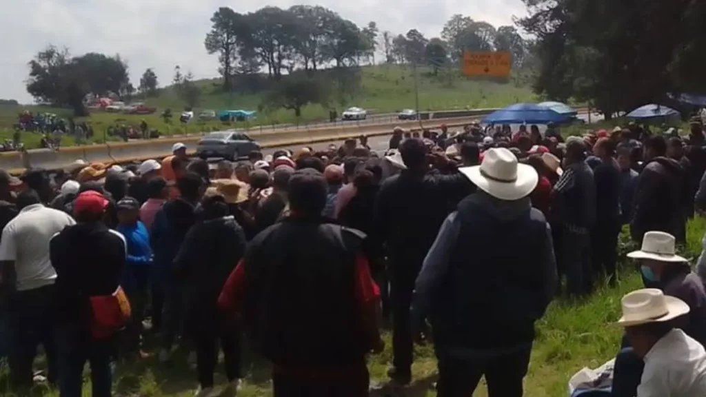 Ejidatarios de Santa Rita Tlahuapan bloquean autopista por "pagos pendientes"