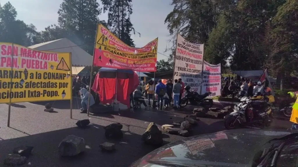 Ejidatarios que bloquean la autopista México-Puebla, se niegan a reabrir la circulación hasta recibir su pago