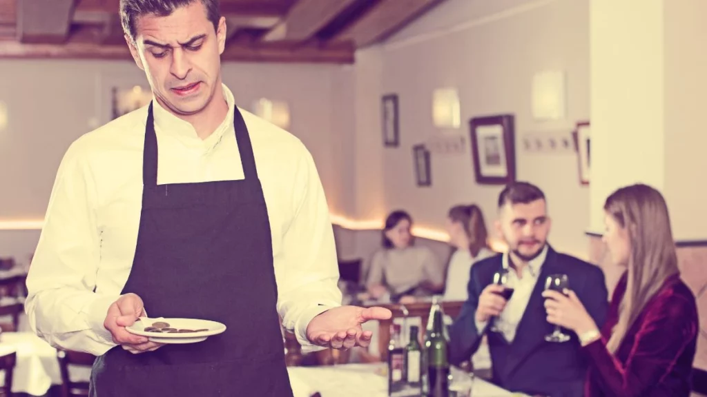 La propina ya es insuficiente para el personal de los restaurantes, por eso ahora piden el servicio de mesero