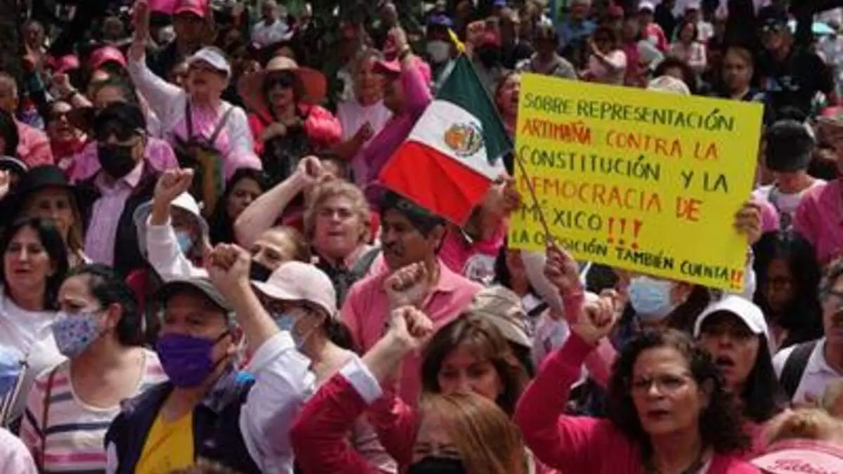 Marea Rosa protesta frente al INE por sobrerrepresentación