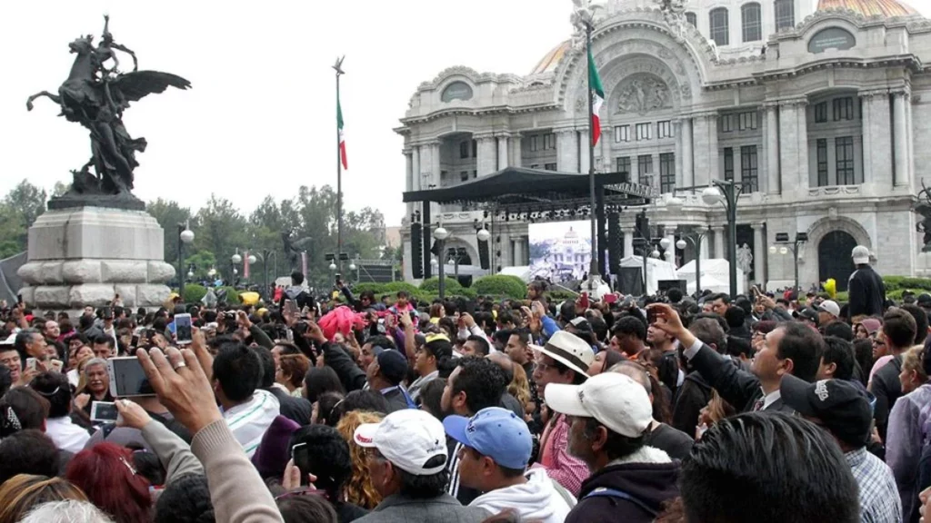 Miles de persona se dieron cita en Bellas Artes para despedir Juan Gabriel hace 8 años