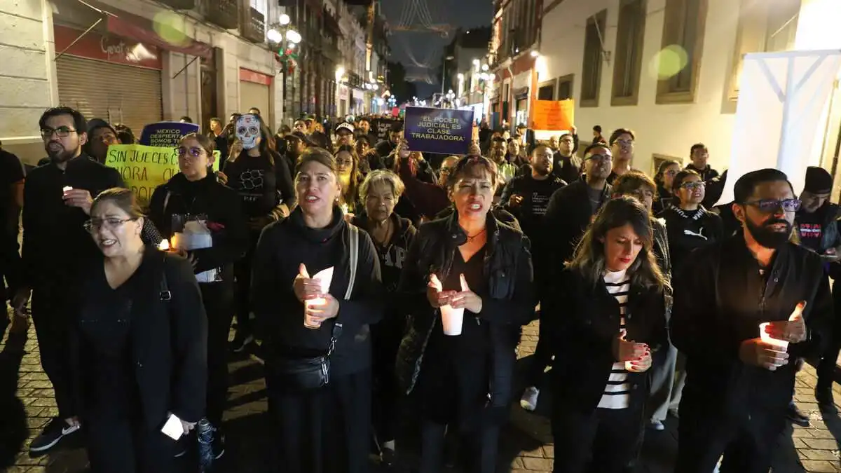 Jueces y trabajadores del Poder Judicial en Puebla marchan en luto contra reformas de AMLO