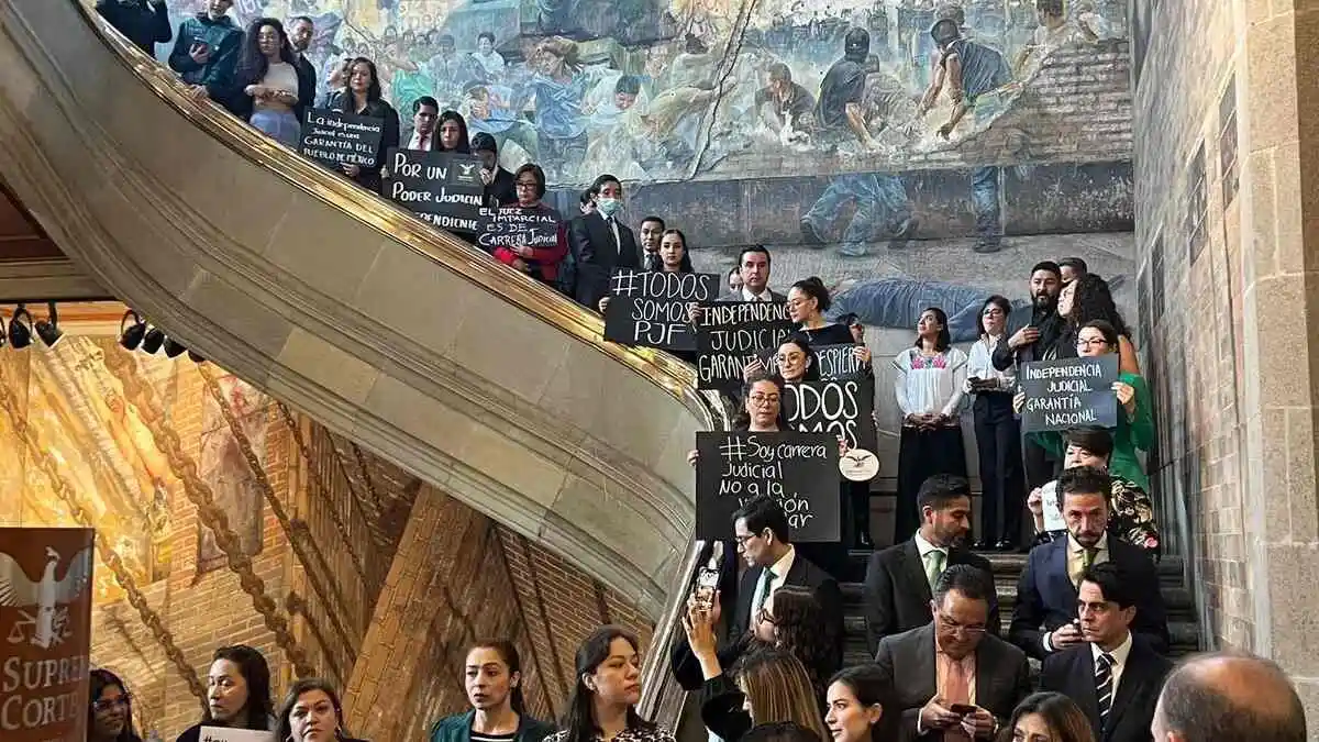 Trabajadores de la SCJN se manifiestan en contra de la reforma judicial en protesta silenciosa