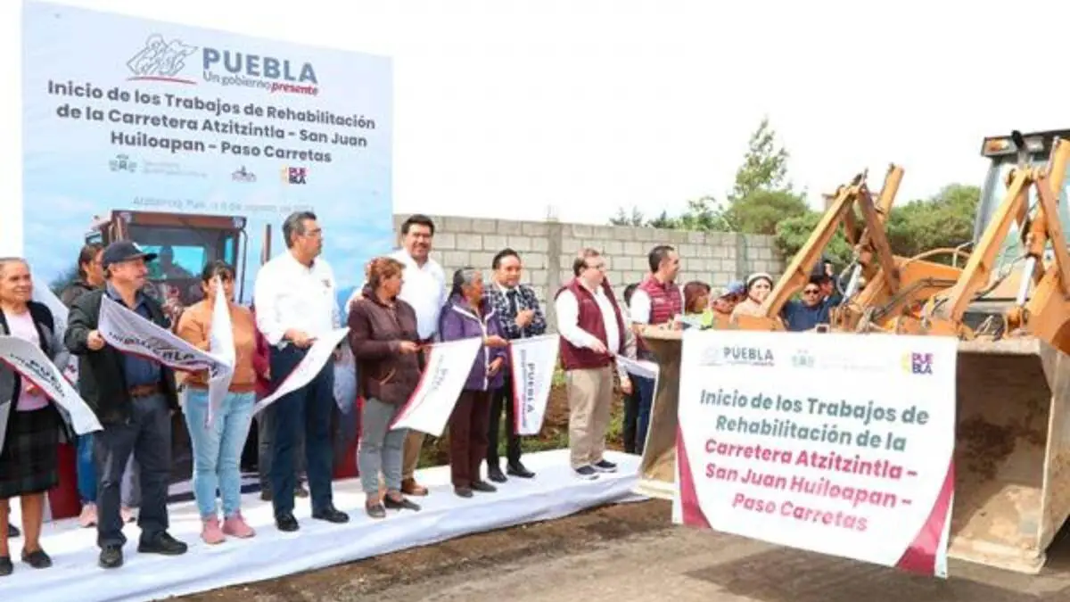 Sergio Salomón inició rehabilitación de carretera en Atzitzintla