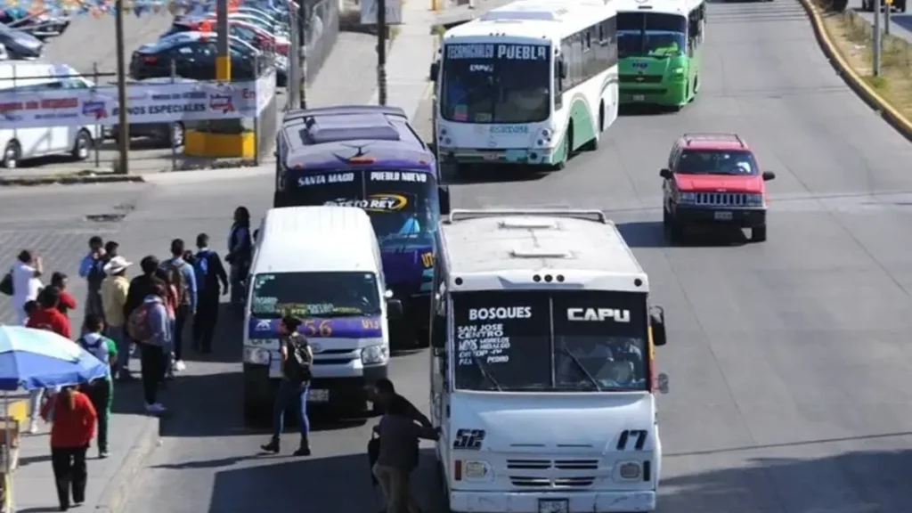 ¿Aumento justificado o abuso? Transportistas de Puebla piden incremento al pasaje