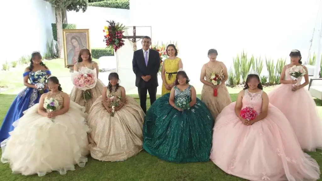 Festeja SEDIF a ocho quinceañeras de Casa del Adolescente