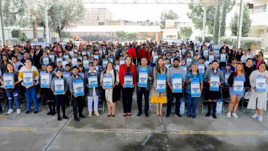 Tlatehui entrega 13 mil kits escolares en San Andrés Cholula