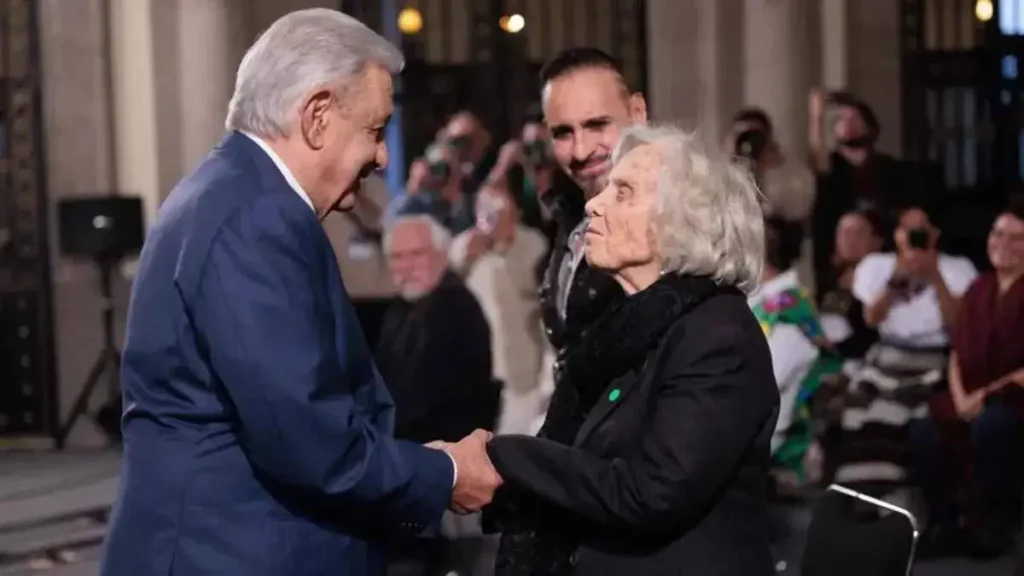 AMLO abraza a la escritora Elena Poniatowska en la mañanera de hoy