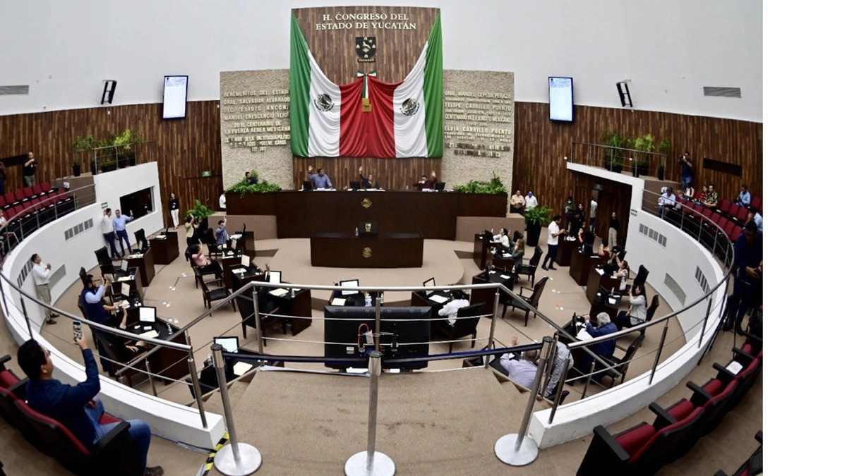 Manifestantes irrumpen en el Congreso de Yucatán en protesta contra la reforma judicial