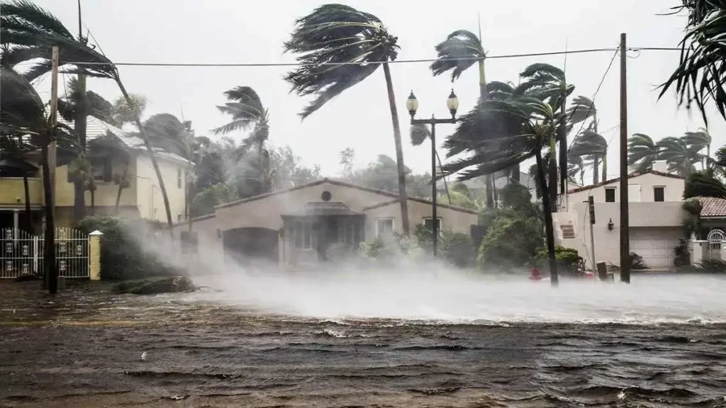 Huracán John amenaza con nuevo impacto en la costa del Pacífico