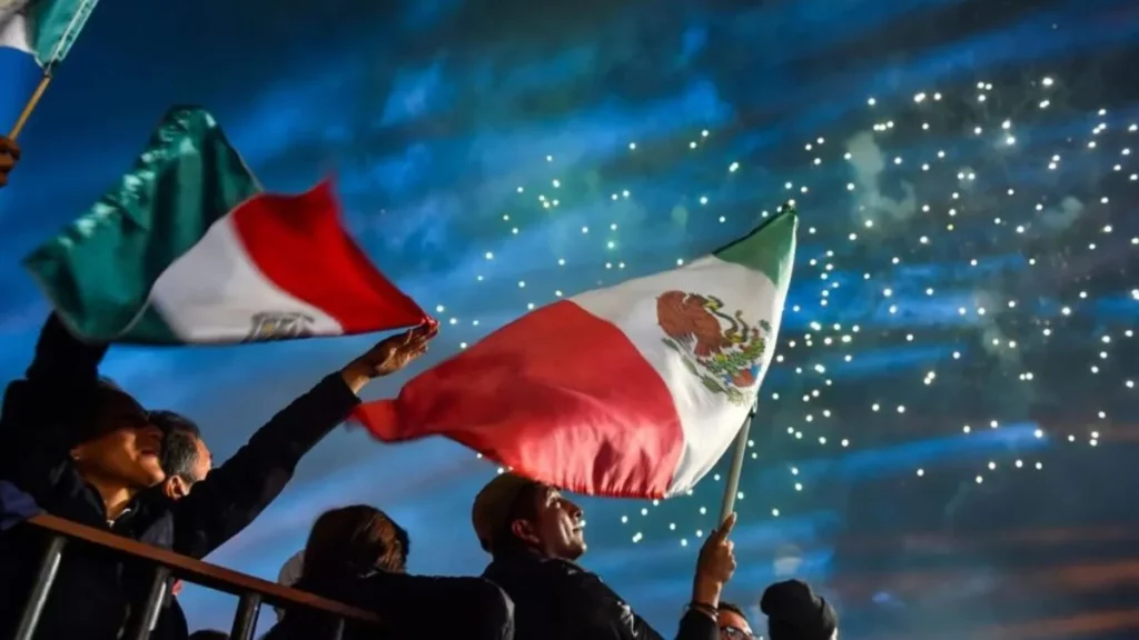 ¿Qué películas mexicanas ver en este puente patrio? Con el puente de Fiestas Patrias a la vuelta de la esquina, es el momento perfecto para sumergirse en el espíritu nacionalista y explorar el valor y la valentía que definieron la independencia de México. Aquí te presentamos cuatro películas mexicanas que capturan la esencia de nuestra historia y celebran el coraje de quienes lucharon por la libertad del país. “La Virgen que forjó una patria” (1942) En plena Segunda Guerra Mundial, Julio Bracho dirigió esta épica cinta que narra el inicio de la guerra independentista en México. Con guion coescrito por Bracho y René Capistrán Garza, y la destacada fotografía de Gabriel Figueroa, la película presenta una visión profunda de los personajes clave como Hidalgo, Allende, Aldama y Doña Josefa Ortiz de Domínguez. Julio Villarreal, Domingo Soler y Gloria Marín son algunos de los grandes nombres que dan vida a estos héroes históricos. https://www.youtube.com/watch?v=_2KmD9-LccI “¡Viva México! – Alma insurgente, El grito de Dolores” (1934) Este drama histórico dirigido por Miguel Contreras Torres es un homenaje a la “Época de Oro” del Cine Mexicano. Con actuaciones de Paco Martínez, Sara García y Alberto Martí, la película narra el origen de la Guerra de Independencia de México. La película es un testimonio vibrante del fervor patriótico y la lucha por la libertad. https://www.youtube.com/watch?v=4A15rEF7MNE "Mina, Viento de Libertad" (1976) El director español Antonio Eceiza trae a la pantalla la historia del general Francisco Xavier Mina, quien se unió a la causa insurgente en México. La película destaca la valentía del joven español y su influencia en el movimiento independentista. Con actuaciones de José Alonso, Pedro Armendáriz Jr. y Héctor Bonilla, esta película es un tributo a los esfuerzos internacionales en la lucha por la independencia. https://www.youtube.com/watch?v=rNzxR-duQ98 "La Güera Rodríguez" (1978) Dirigida por Felipe Cazals, “La Güera Rodríguez” narra la vida de María Ignacia Rodríguez Velasco de Osorio, una heroína menos conocida pero fundamental en la historia de México. Interpretada por Fanny Cano, la película explora su impacto en figuras históricas como Simón Bolívar y Agustín de Iturbide, ofreciendo una perspectiva única sobre la independencia. https://www.youtube.com/watch?v=nsIC0DHkJ-U Estas películas no solo ofrecen una visión fascinante de la historia de México, sino que también invitan a reflexionar sobre el valor y el sacrificio que definieron nuestra independencia. ¡Que disfrutes del cine y del puente de Fiestas Patrias!