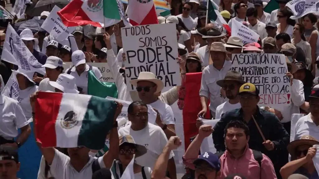 Trabajadores del Poder Judicial bloquean San Lázaro; Monreal propone sede alterna