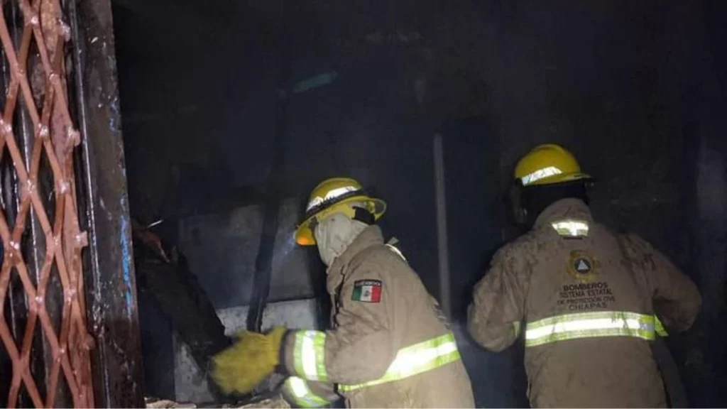 Protección Civil y bomberos apagaron el fuego provocado por el grupo armado que secuestró al padre de la pequeña