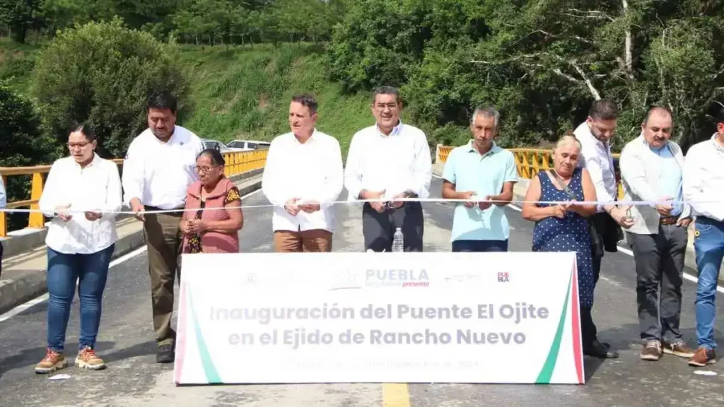 En el marco de su visita a Xicotepec, Sergio Salomón también entregó la construcción de un puente vehicular en el camino que conecta la carretera La Ceiba-La Unión con el Ejido Rancho Viejo