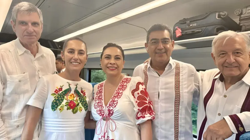 Sergio Salomón y Alejandro Armenta asisten a la inauguración del Tren P’atal en Cancún