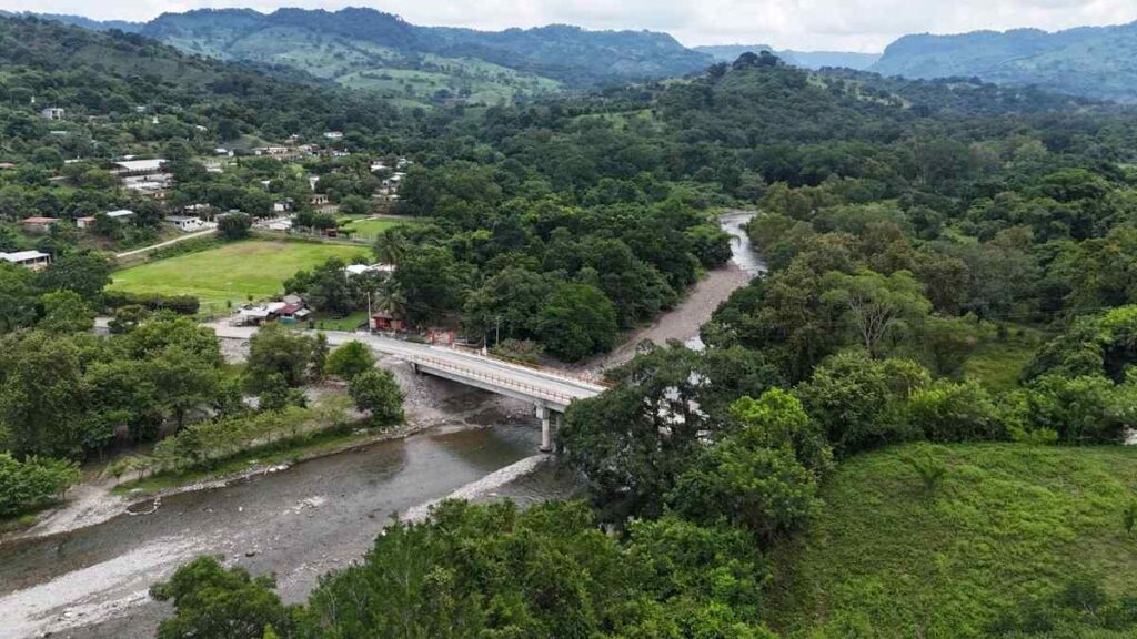 En el marco de su visita a Xicotepec, Sergio Salomón también entregó la construcción de un puente vehicular en el camino que conecta la carretera La Ceiba-La Unión con el Ejido Rancho Viejo