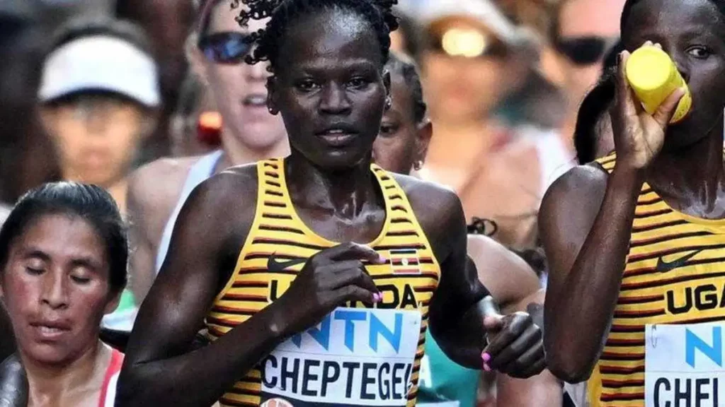 Atleta olímpica, Rebecca Cheptegei muere quemada por su novio