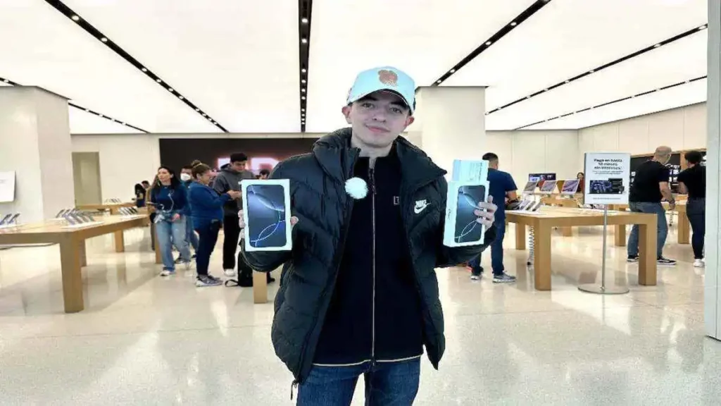 Él es el primer mexicano en comprar el iPhone 16