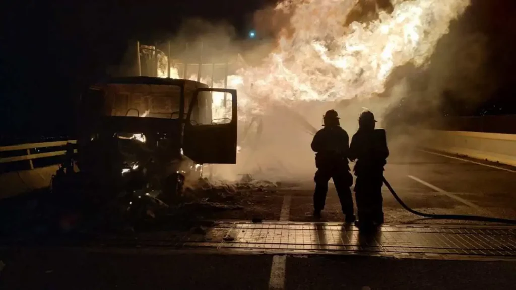 Segundo piso de la México-Puebla cerrado por incendio de tráiler