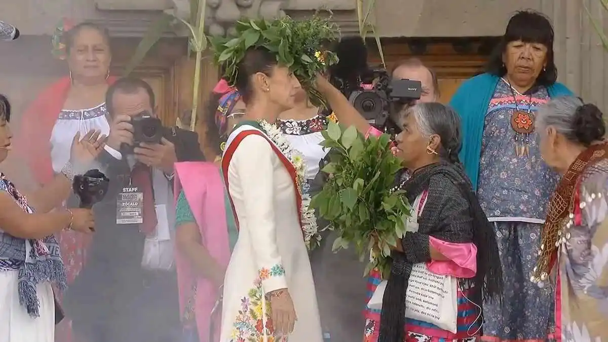 Claudia Sheinbaum recibe el bastón de mando en el Zócalo de la CDMX