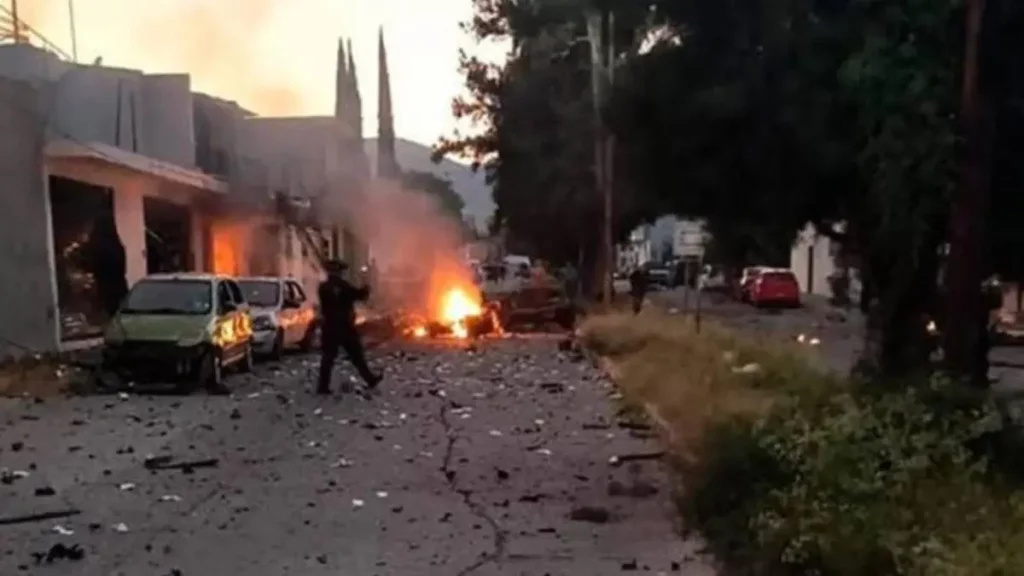 Coche bomba estalla en Acámbaro tres policías heridos