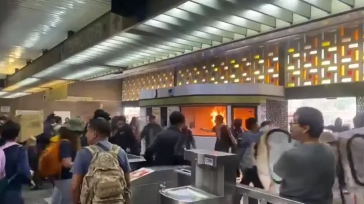 Incendian taquilla de la estación Tlatelolco previo a la marcha del 2 de octubre