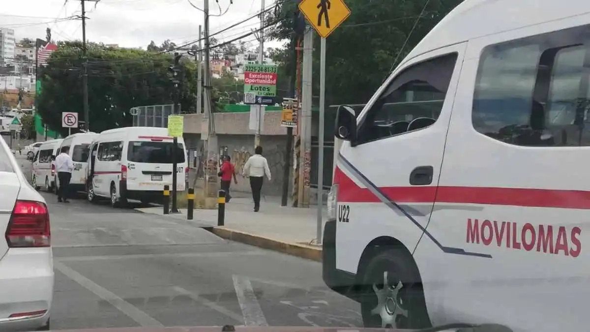 Pelea entre choferes de combis y taxis piratas causa caos vial en el bulevar Los Reyes