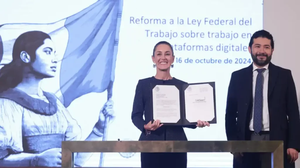 Sheinbaum firma decreto para garantizar derechos laborales a repartidores de plataformas digitales