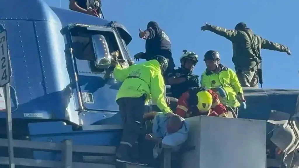 Trailero queda prensado tras accidente en el segundo piso de la autopista México-Puebla