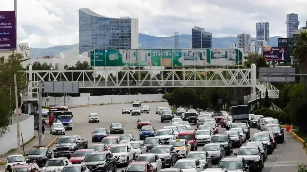 Transportistas se manifiestan en la la Vía Atlixcáyotl, exigen aumento al pasaje