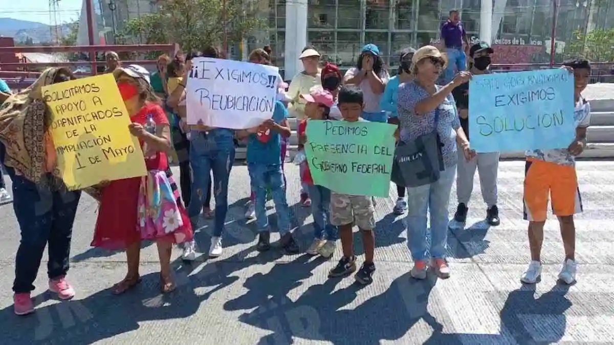 Comerciantes bloquean Playa Revolcadero, piden la reconstrucción de sus negocios